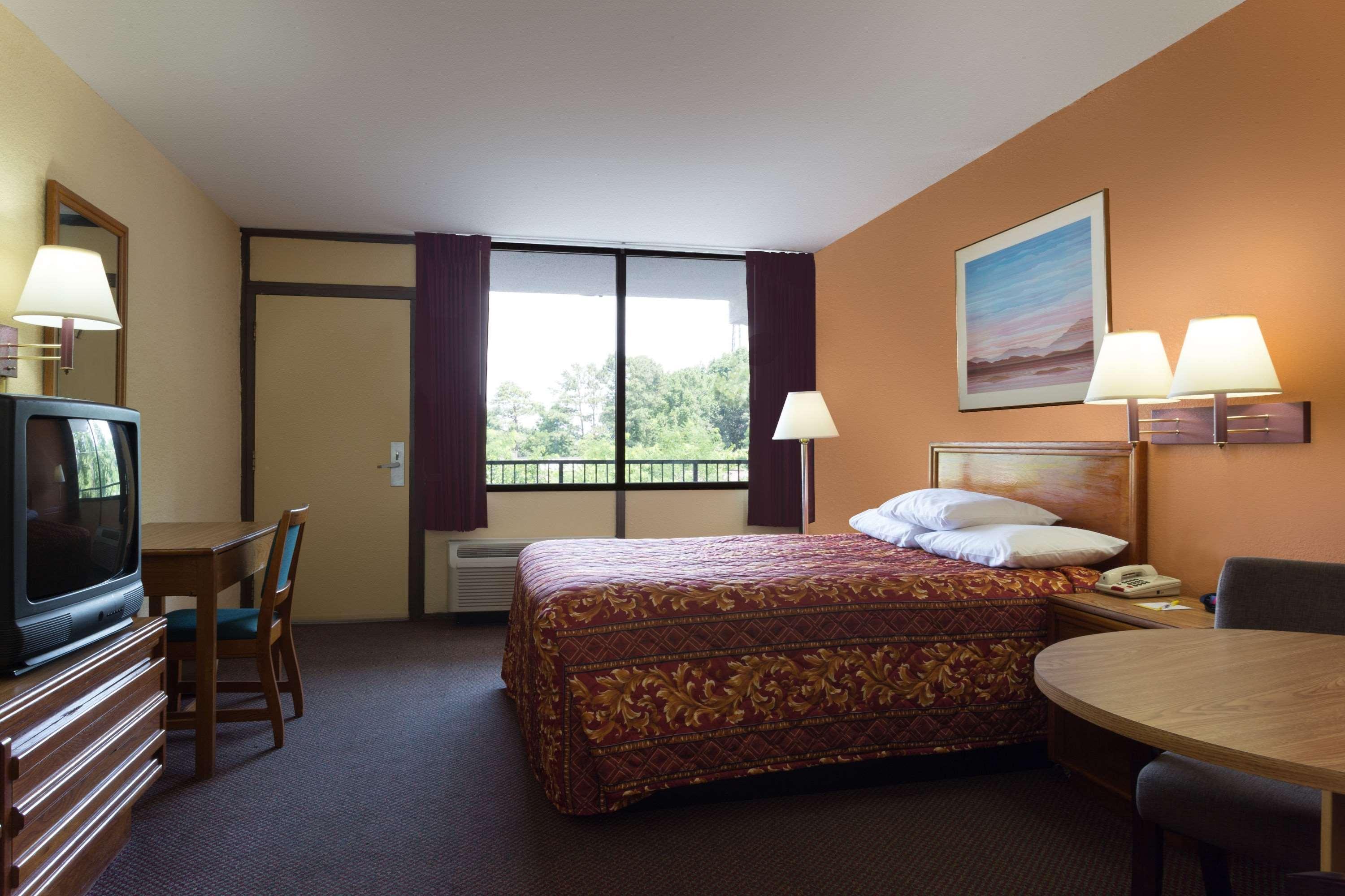 Days Inn By Wyndham Raleigh South Extérieur photo